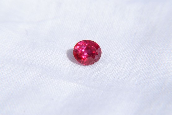 Vivid Red Ruby - 1.083 ct - GIA Certified - Unheated - Oval Cut - Minor Flaw