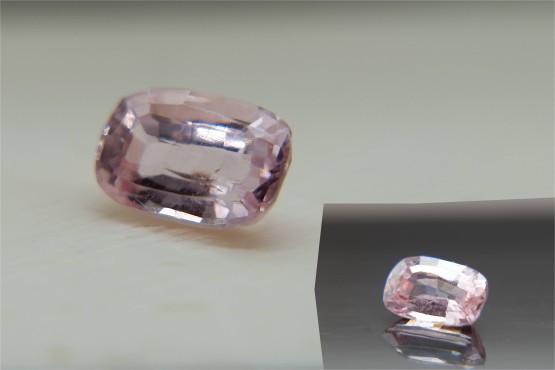 Pinkish-Orange Sapphire - 1.25 ct - Cushion Cut - IGL Certified - Eye Clean