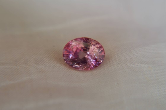 Vivid Red-Pink Sapphire - 3.49 ct - Unheated - GIA Certified - Oval Cut