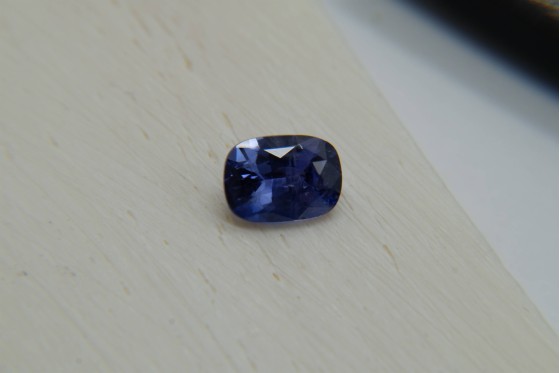 1.38 ct - IGL certified - Vivid Blue colorchange Cushion Sapphire