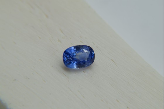 1.71 ct - IGL certified - Intense Velvet Blue Sapphire - Oval Cut