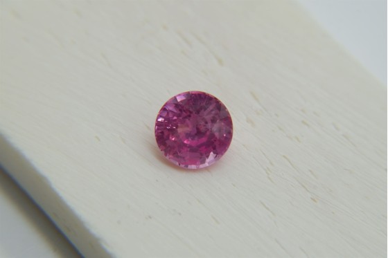 Vivid Orangish-Pink Sapphire - 2.05 ct - AGL Certified - Round Cut