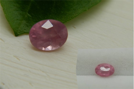 Neon Pink Mahenge Spinel - 0.90 ct - Oval Cut - IGL Certified - Unheated