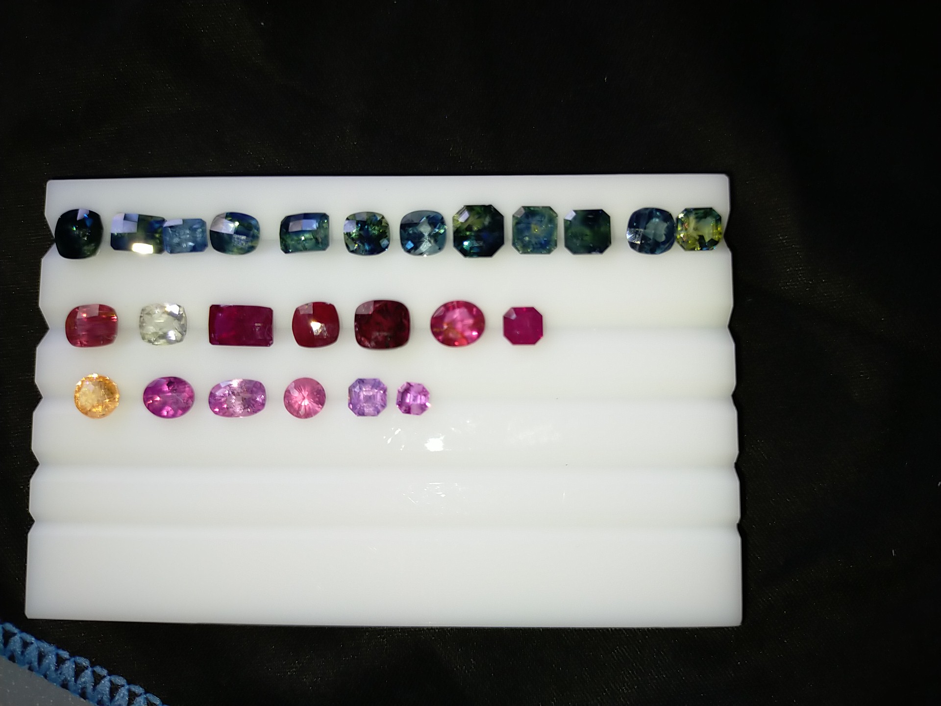 25 Unheated Sapphire - Ruby Mixed Lot - 21.35 ct - VS-SI Clarity - IGL Certified