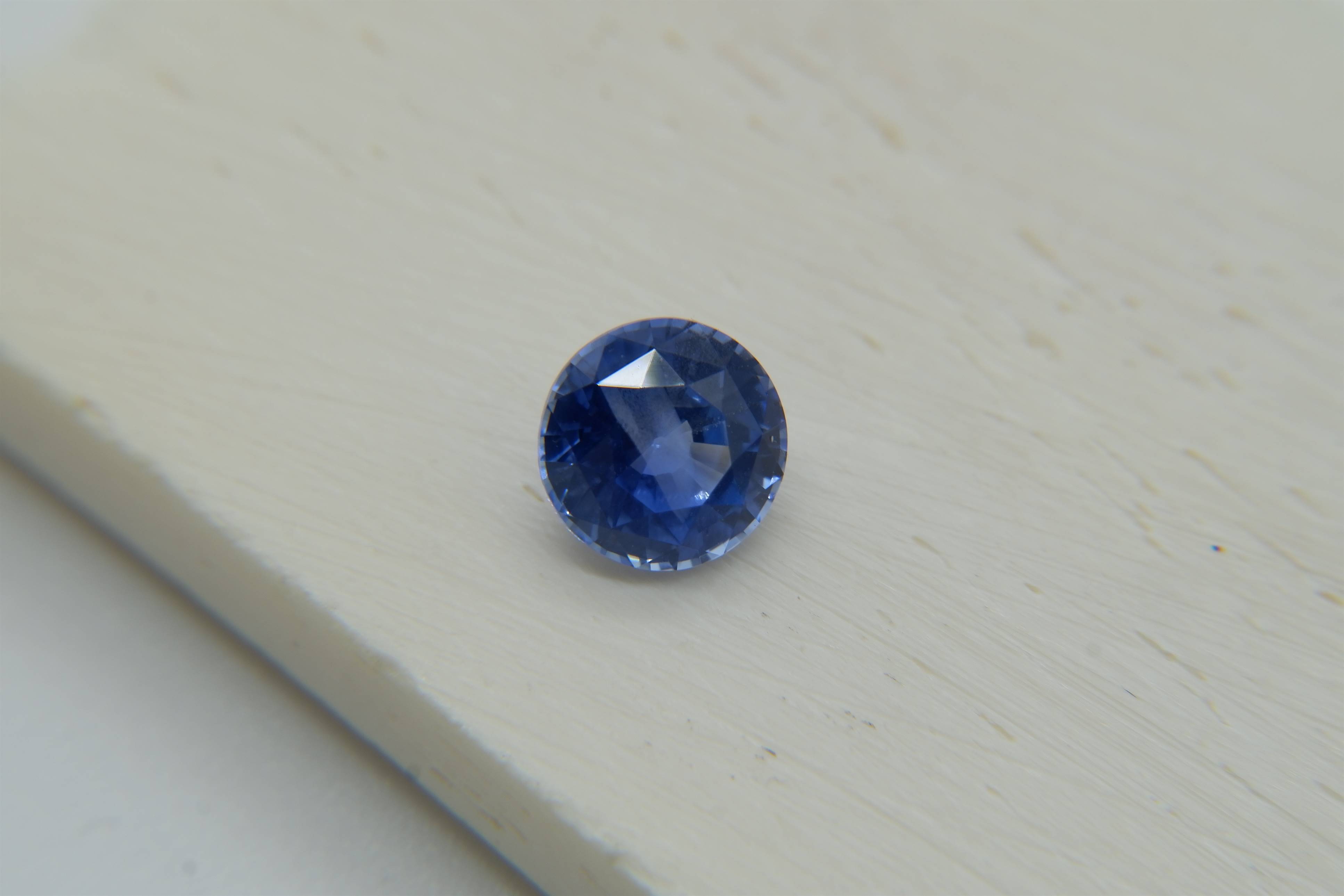 IGL Certified - 1.698 ct Cornflower Blue Sapphire - Round Cut - Eye Clean - Low Heat