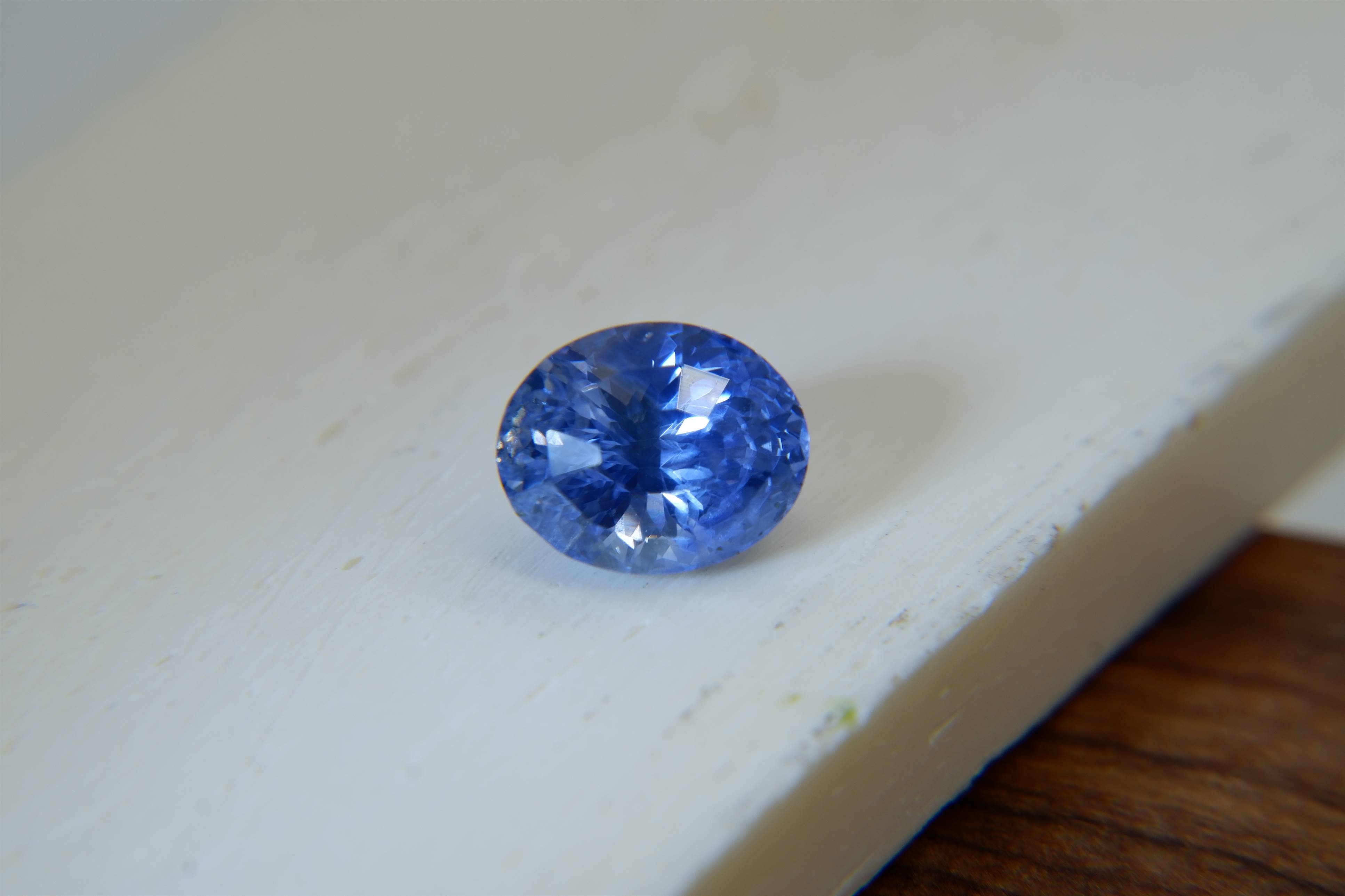 Neon Cornflower Blue Sapphire - 2.64 ct - IGL Certified - Oval Cut - Low Heat