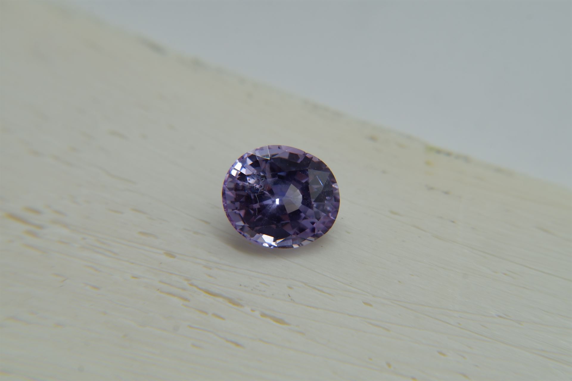 Vivid Violet Sapphire - 1.902 ct - AGL Certified - Oval Cut - Low Heat