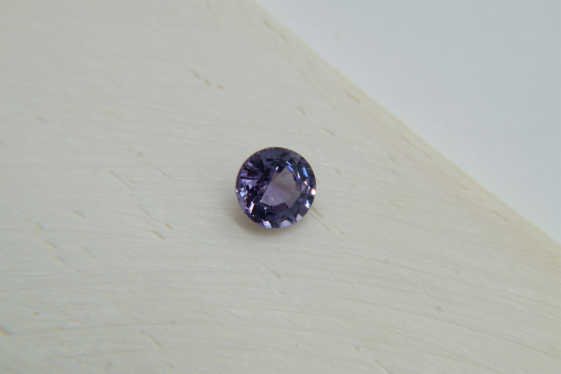 Vivid Violet Sapphire - 0.90 ct - GIA Certified - Round Brilliant Cut