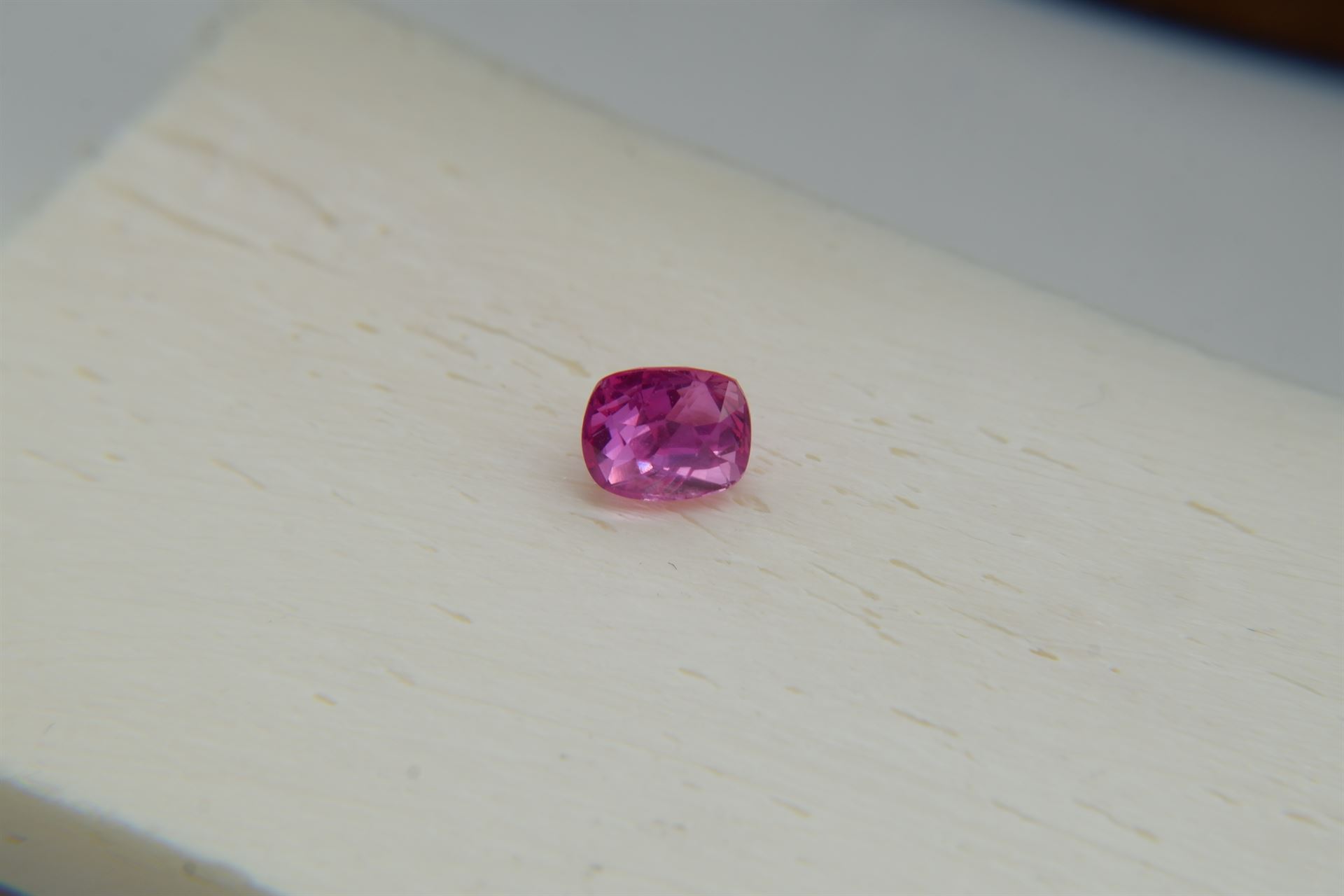 Neon Orangish-Pink Sapphire - 0.90 ct - GIA Certified - Eye Clean