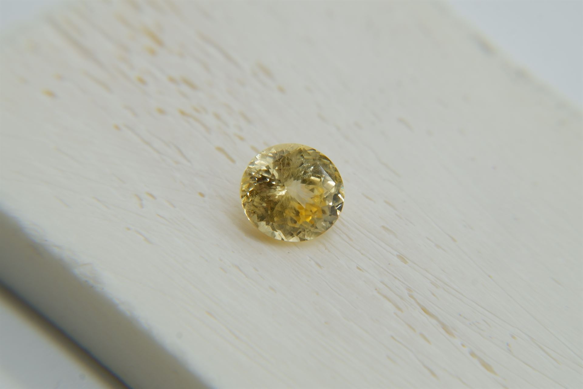 1.38 ct - Vivid Yellow Sapphire - IGL Certified - Oval Cut - Unheated