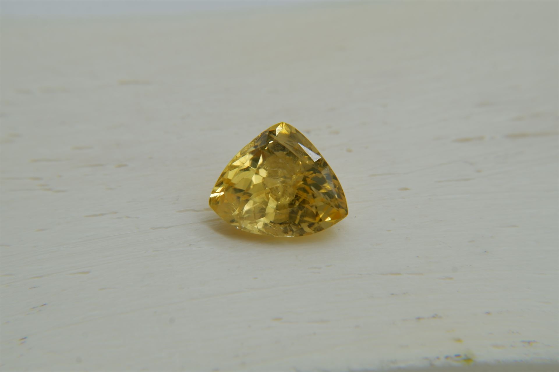 Vivid Yellow Sapphire - 2.40 ct - AGL Certified - Triangular Cut - Unheated