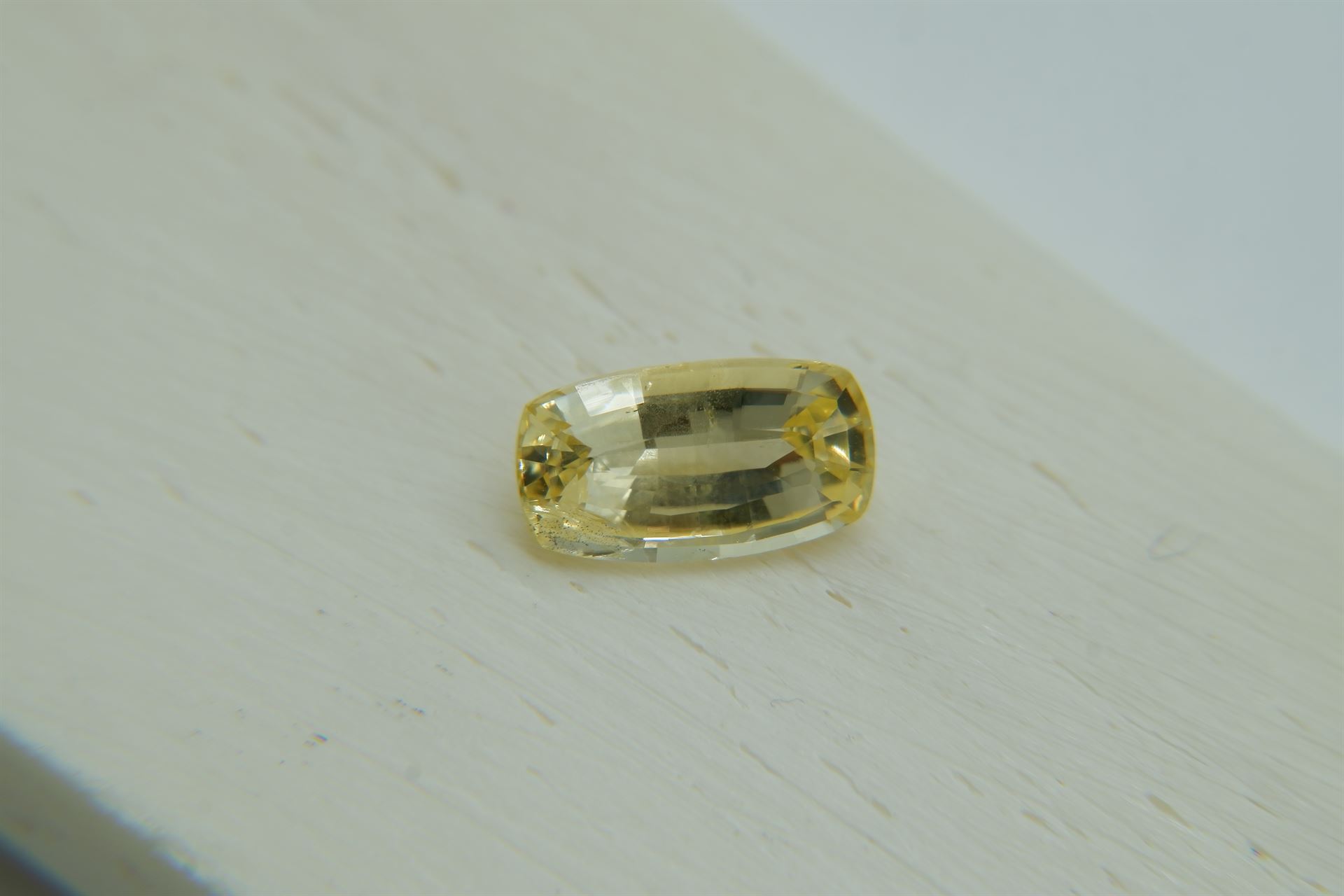 Vivid Yellow Sapphire - 2.382 ct - IGL Certified - Unheated - Cushion Cut