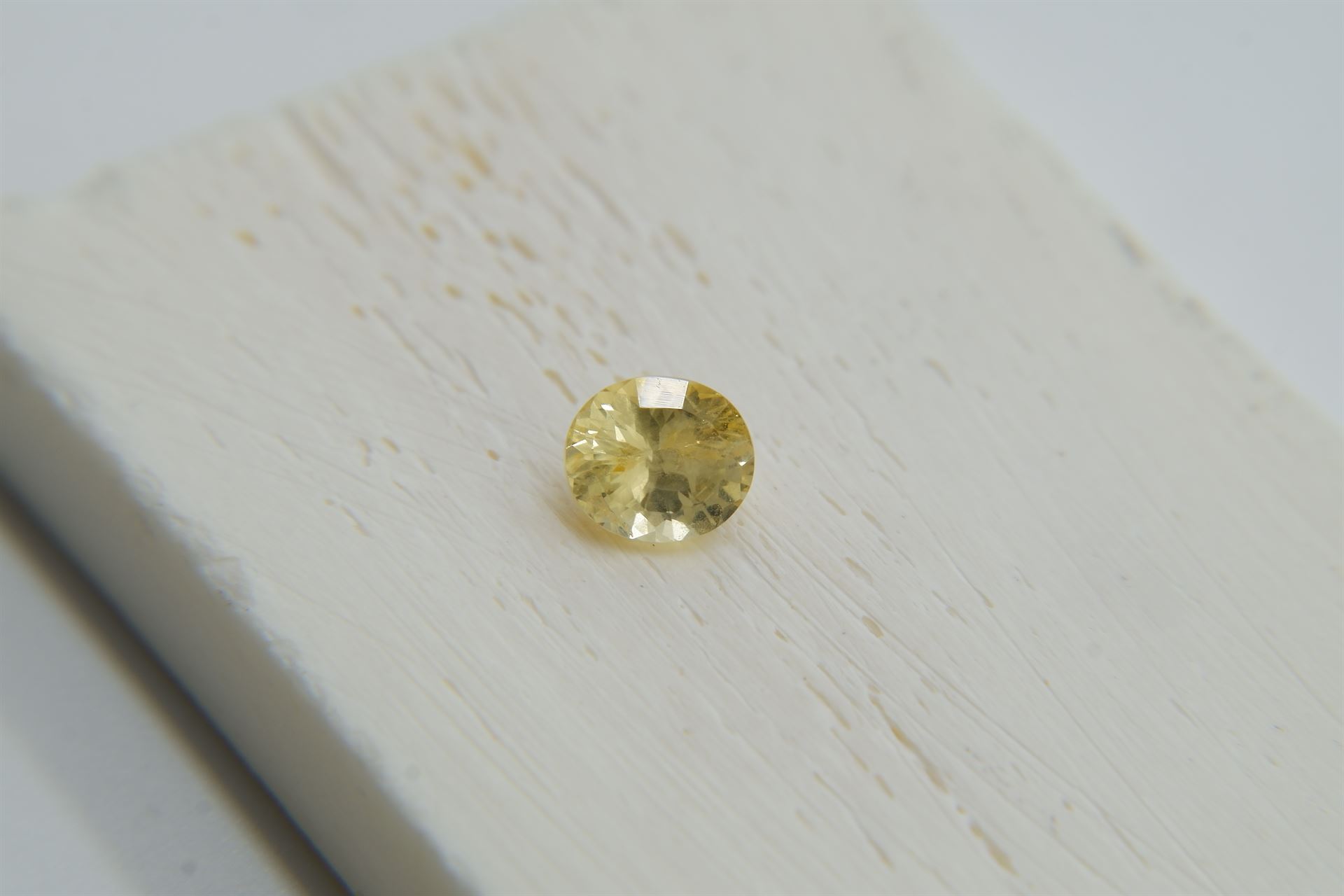 Vivid Yellow Sapphire - 0.90 ct - GIA Certified - Oval Cut - Eye Clean